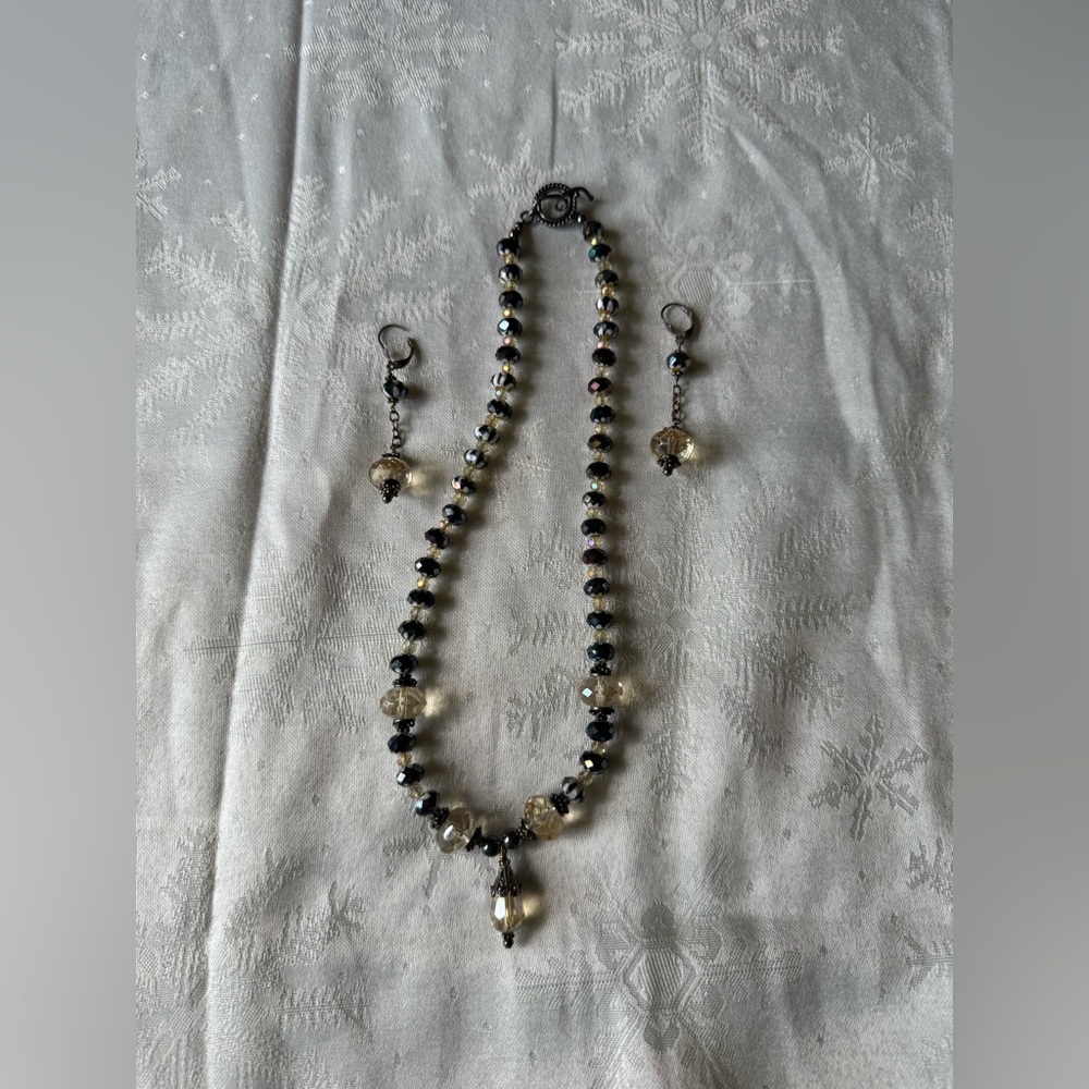 Elegant Beaded Necklace and earrings - Picture 2 of 7